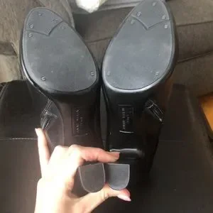 ANNE KLEIN Sophie ankle bootie. In black. Size 7